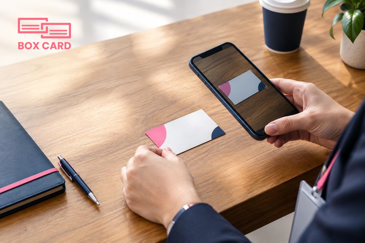 Một nhân viên hội nghị quét một danh thiếp trên điện thoại, đặt card trên bàn có nền gỗ, ánh sáng tự nhiên, phong cách ảnh editorial